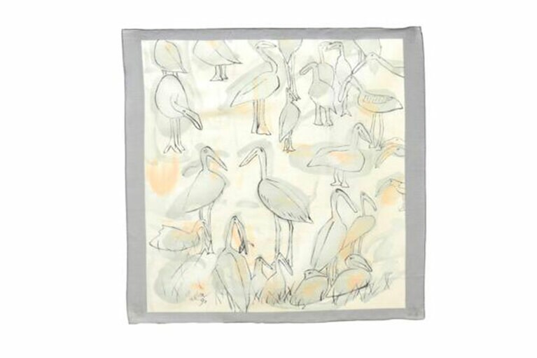 ハンカチ(鳥達の詩) 1,650円。(写真提供：丸亀市猪熊弦一郎現代美術館)