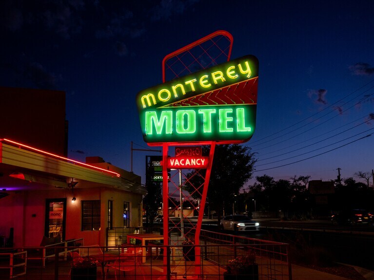 1946年創業の伝説的な空間をリノベーションした「モンテレイ・モーテル」。 montereymotel.com