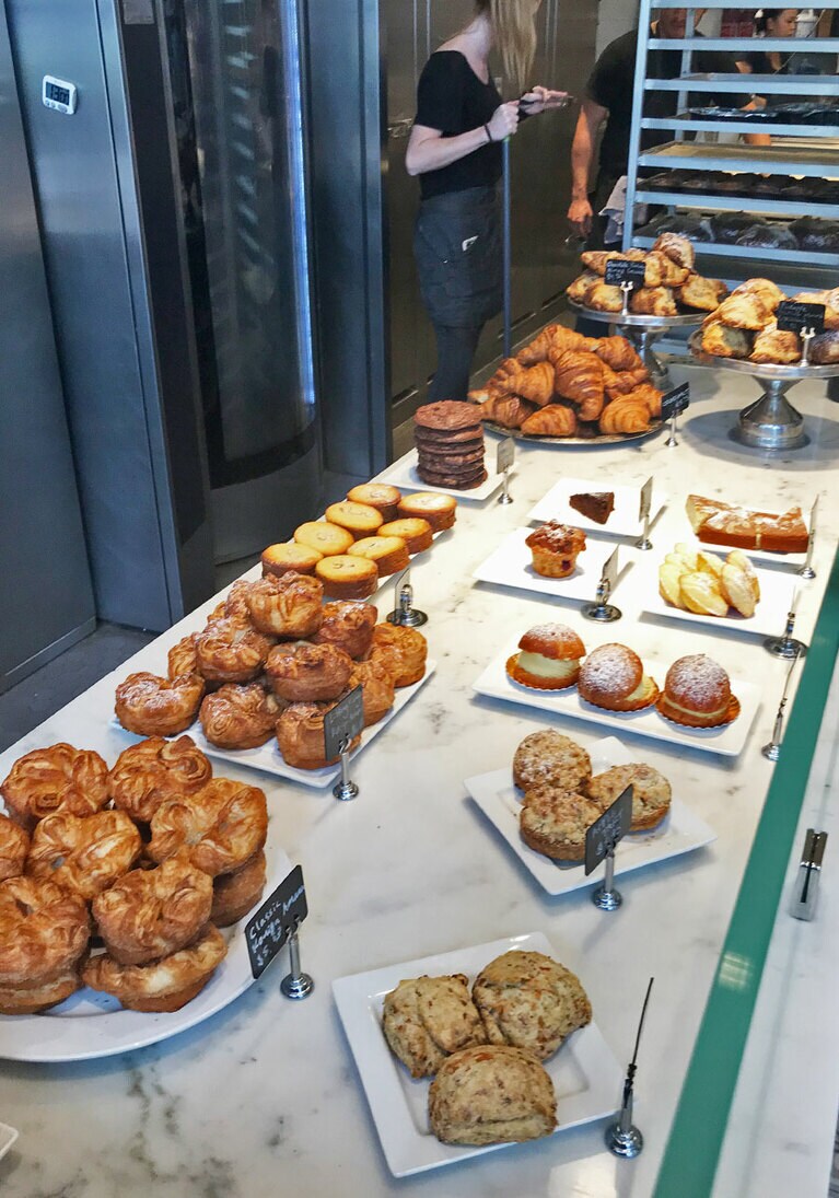 人気のクイニーアマン(写真左手前)。味はプレーン、黒ごま、季節のフレーバーの3種類。