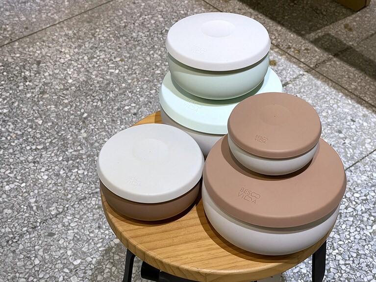 ドイツのレッド・ドット・デザイン賞を受賞した商品です。大中小セットの場合は1,960元。雙雙全矽膠環保碗(シリコーン食器) 980元(大+小）。