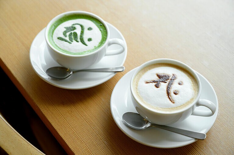 宿坊でカフェタイム。珍しい梵字のラテアートに目が釘付けに。