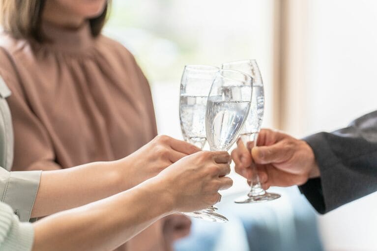 近年は、既婚者向け合コンにのめりこむミドル層も多いという。書籍では、実際にそうした合コンに潜入したレポートもなされている　©graphica/イメージマート