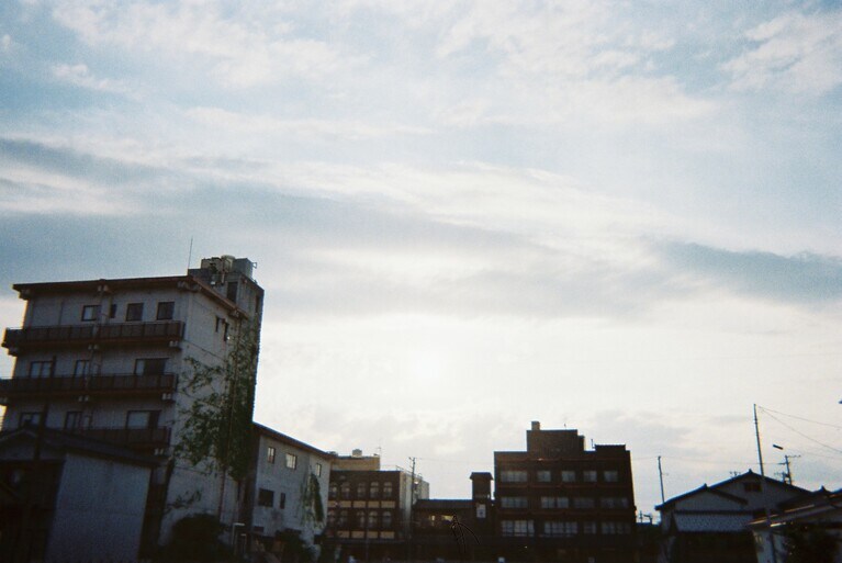 夜ご飯の前に夕焼けを見ながらお散歩した。東京を離れるといつも空が広いことに気づかされる。