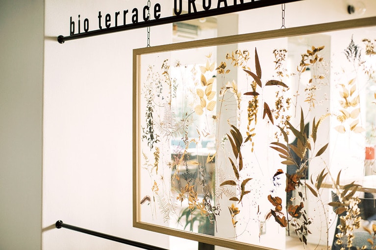 エントラス正面にはハーブを用いたアートボードが。