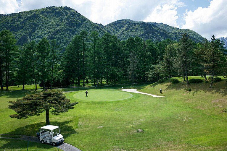 9ホール・ツインティー方式の日向山高原ゴルフコースもすぐ目の前に。