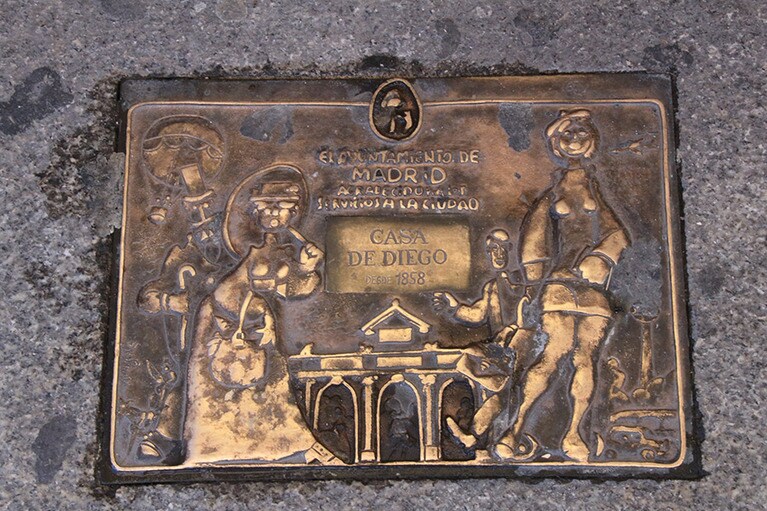 店の前の石畳には、マドリードで100年以上続く老舗の前に埋め込まれるプレートがあった。