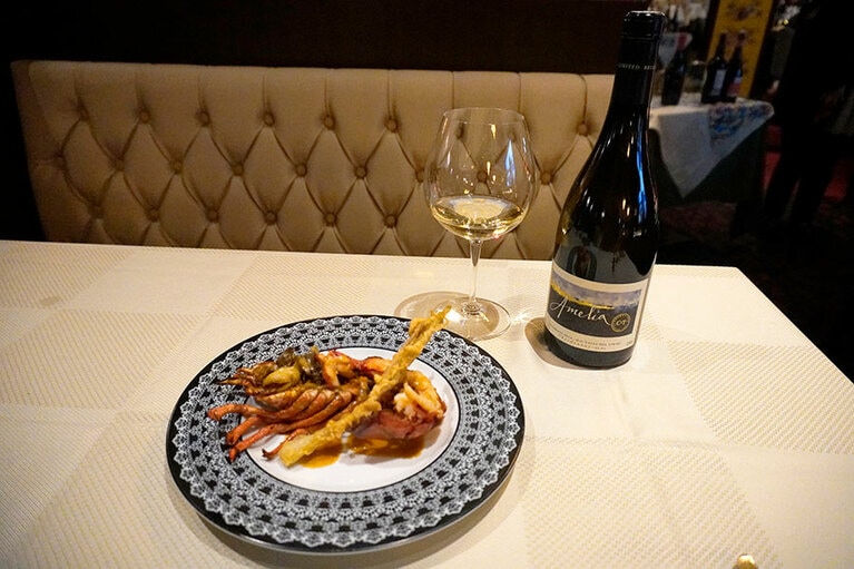 魚料理「オマール海老のロースト 貝類の宝石仕立て海香るビスクのソース」。