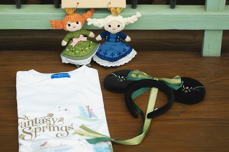 カチューシャ（ラプンツェル）2,200円、Tシャツ3,400円、ぬいぐるみチャームセット4,400円。