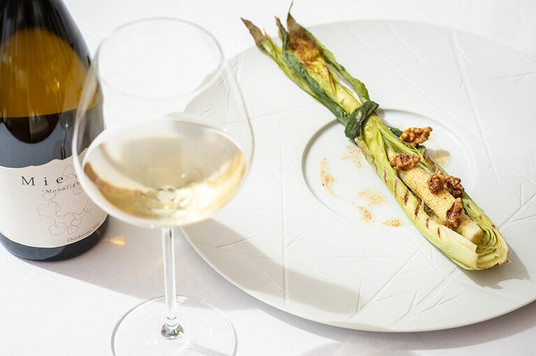 焦がしバターが香るフレッシュなヤングコーン。一般的には棄てられてしまうひげの部分まで極上の食材となる。