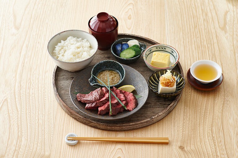 もちろんごはんは3種から選べる。らかん果茶付き。