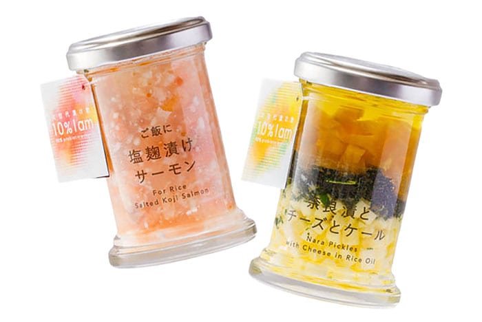 「班家食品」が製造する漬物ブランド「10％Iam」の商品。(左)“塩麹漬けサーモン”、(右)“奈良漬けとチーズのケール” 各1,080円。カフェで供させる料理にも使用されている。オンラインでも購入可能。