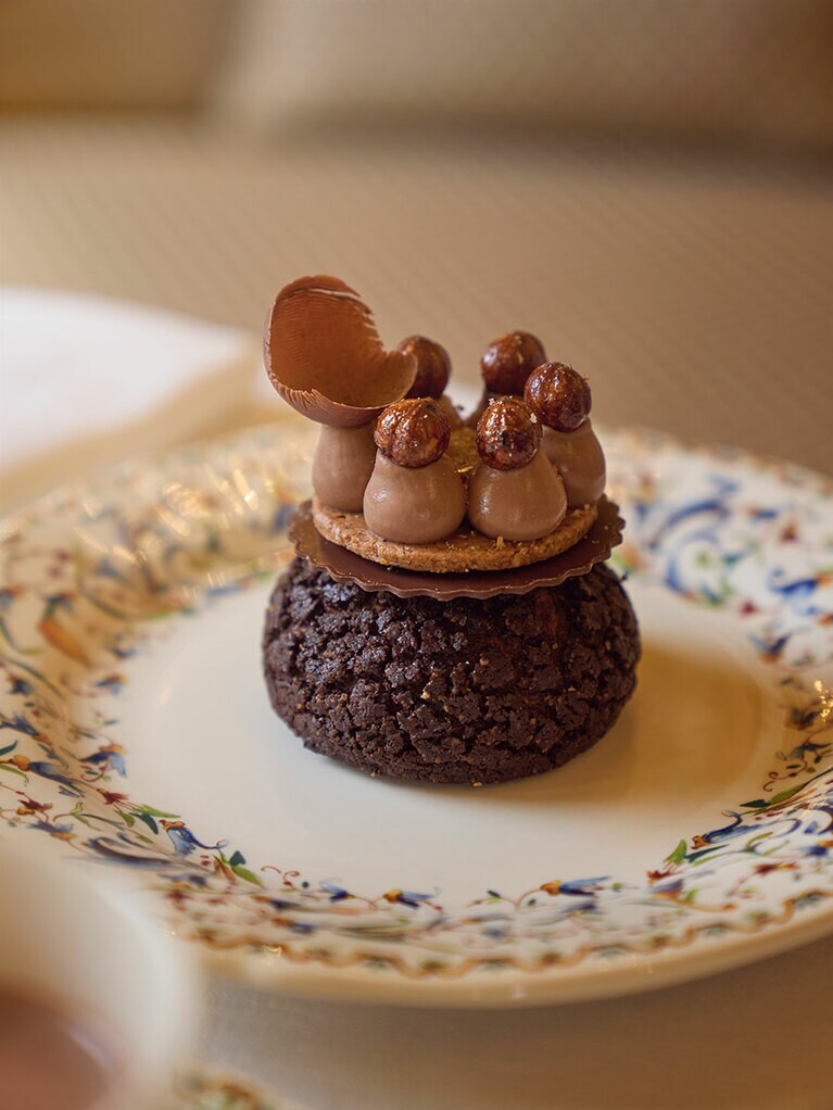 フランスにチョコレートが初上陸した場所がバスク地方。チョコレート味のシュークリーム“シュー ウジェニー”。