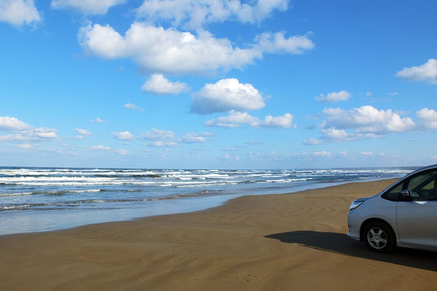 約8キロにわたって車で走行可能な千里浜なぎさドライブウェイ。