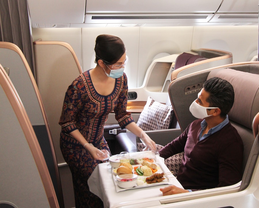 シンガポール航空の印象的なユニフォームとともに、細やかな気配りや行き届いたサービスが旅の思い出として印象に残る。