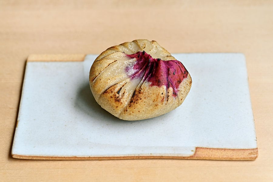 和栗とカシスのあん、中にはマカダミアナッツが入った亜麻栗 470円。10月末頃までの秋の味。