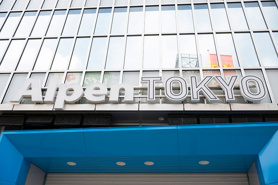 4月1日(金)に新宿東口のユニカビル(ヤマダ電機LABI新宿東口館跡地)にオープンした「Alpen TOKYO」の入り口。
