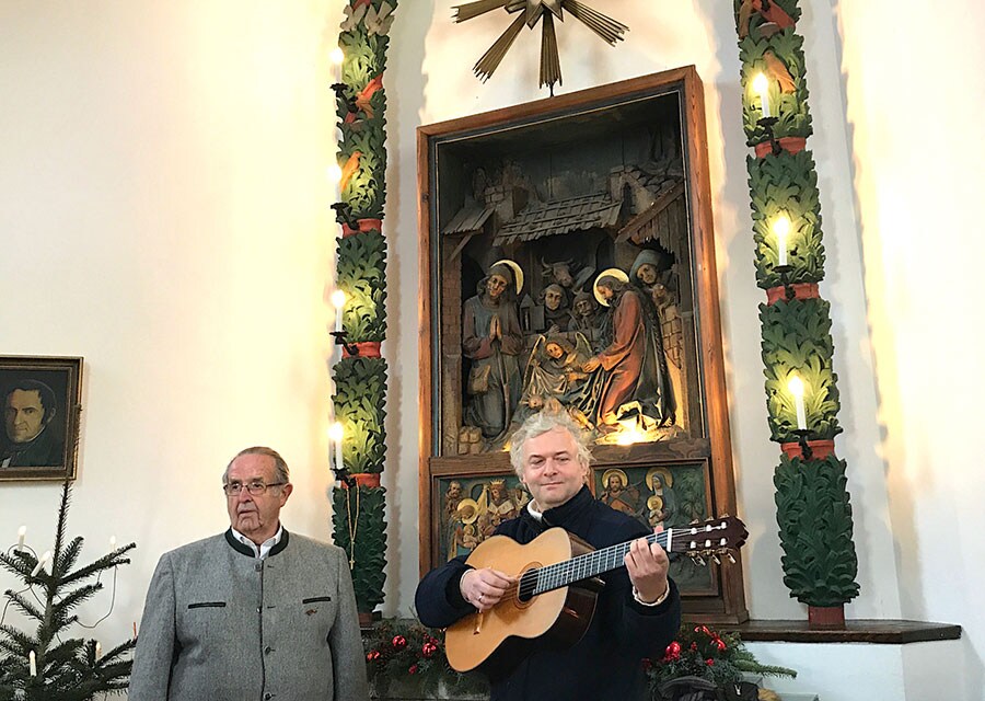 初演が行われた教会のオルガンが壊れていたため、ギターと歌手の2人組による「きよしこの夜」が披露された。