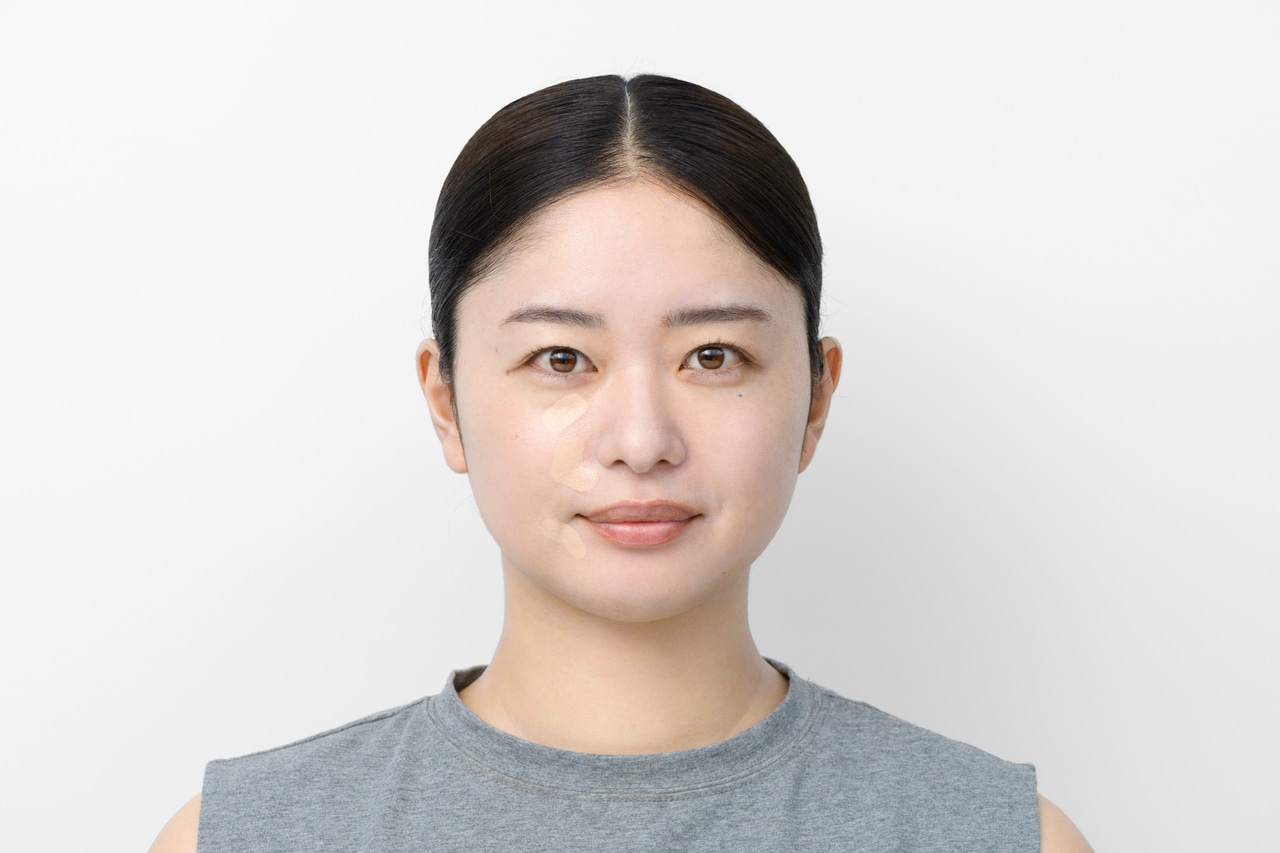 まずは半顔の3カ所に、チップでコンシーラーをのせる。
