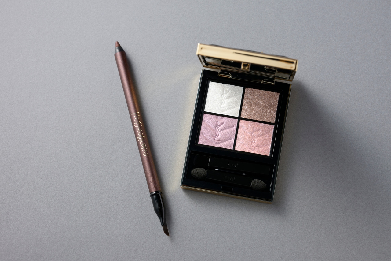 写真左から、YSL リベレイテッド アイライナー ウォータープルーフ 2、クチュール ミニ クラッチ 740。
