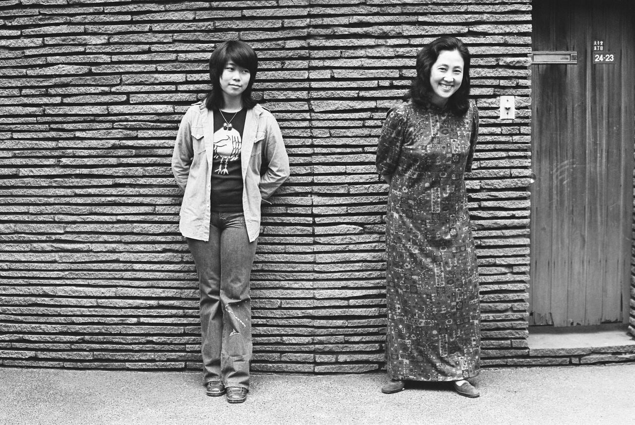 50代の佐藤さんと並ぶ、10代の響子さん。