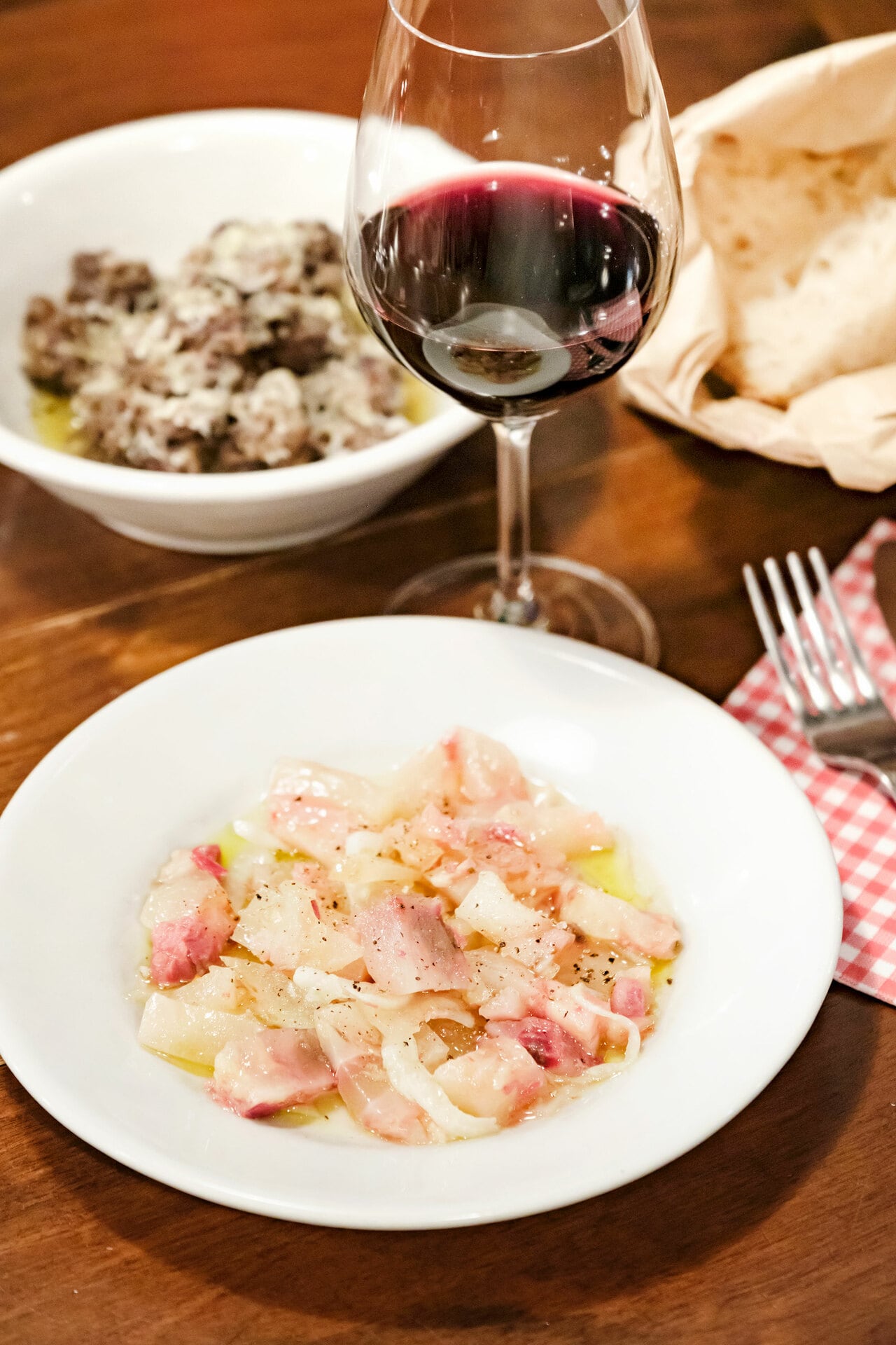 牛のアキレス腱を玉ねぎと酢で煮込んだネルヴェッティ。8ユーロ。