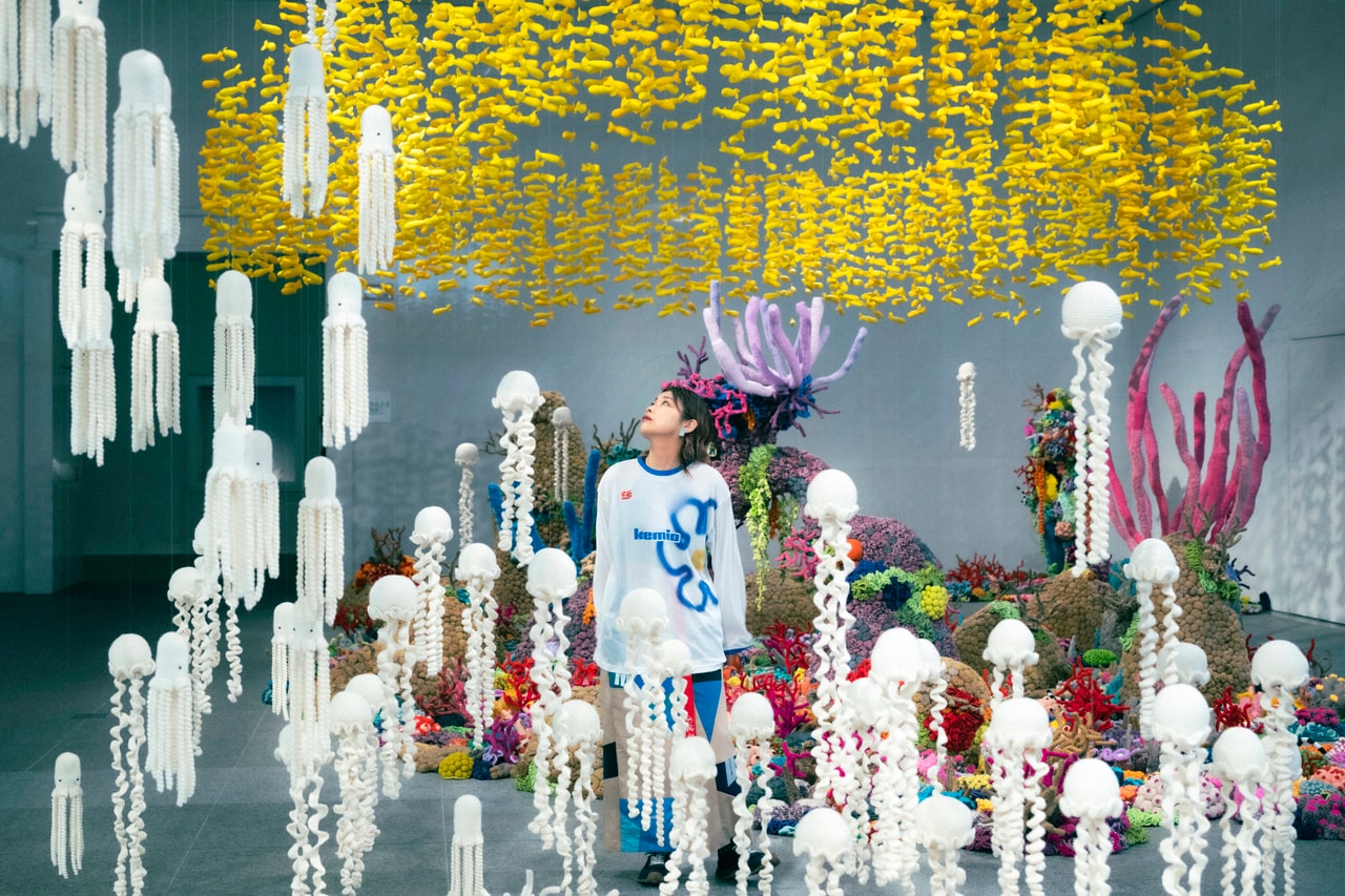 愛知芸術文化センター10Fの入り口に展示されているムルヤナ（Mulyana）《海流と開花のあいだ》 2019-の作品を観る升味加耀さん。