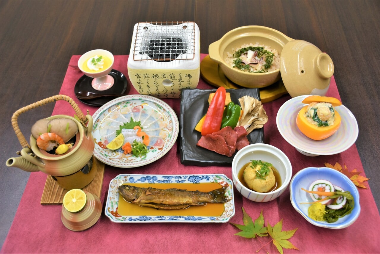 夕食は地元の食材尽くしの創作懐石膳(画像はイメージ)。