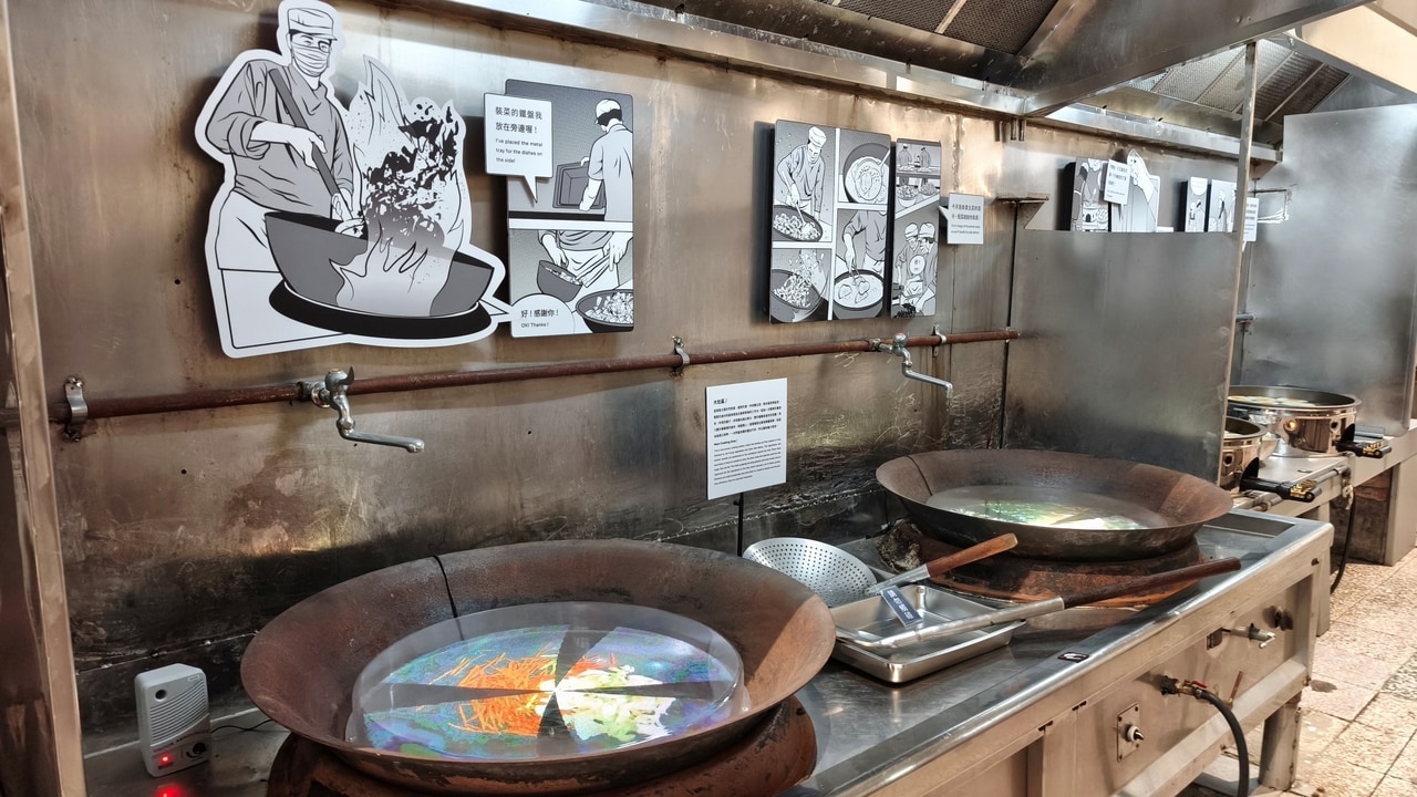 大きな中華鍋が置かれた調理場。調理時の音も再現されています。