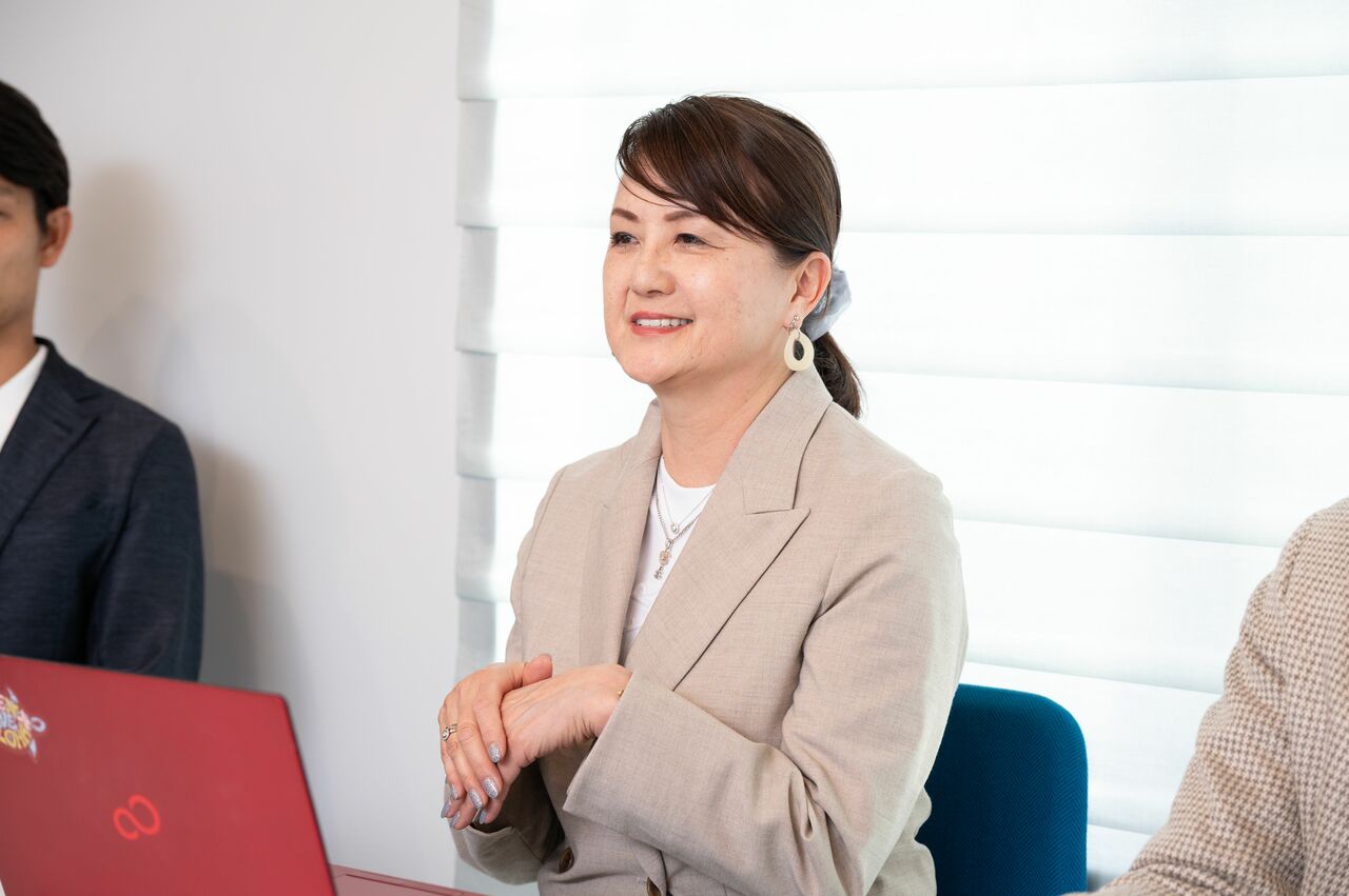 元CAで、ダイニチ・コーポレーションのカスタマーサービスを担当する晴美さん　©細田忠／文藝春秋