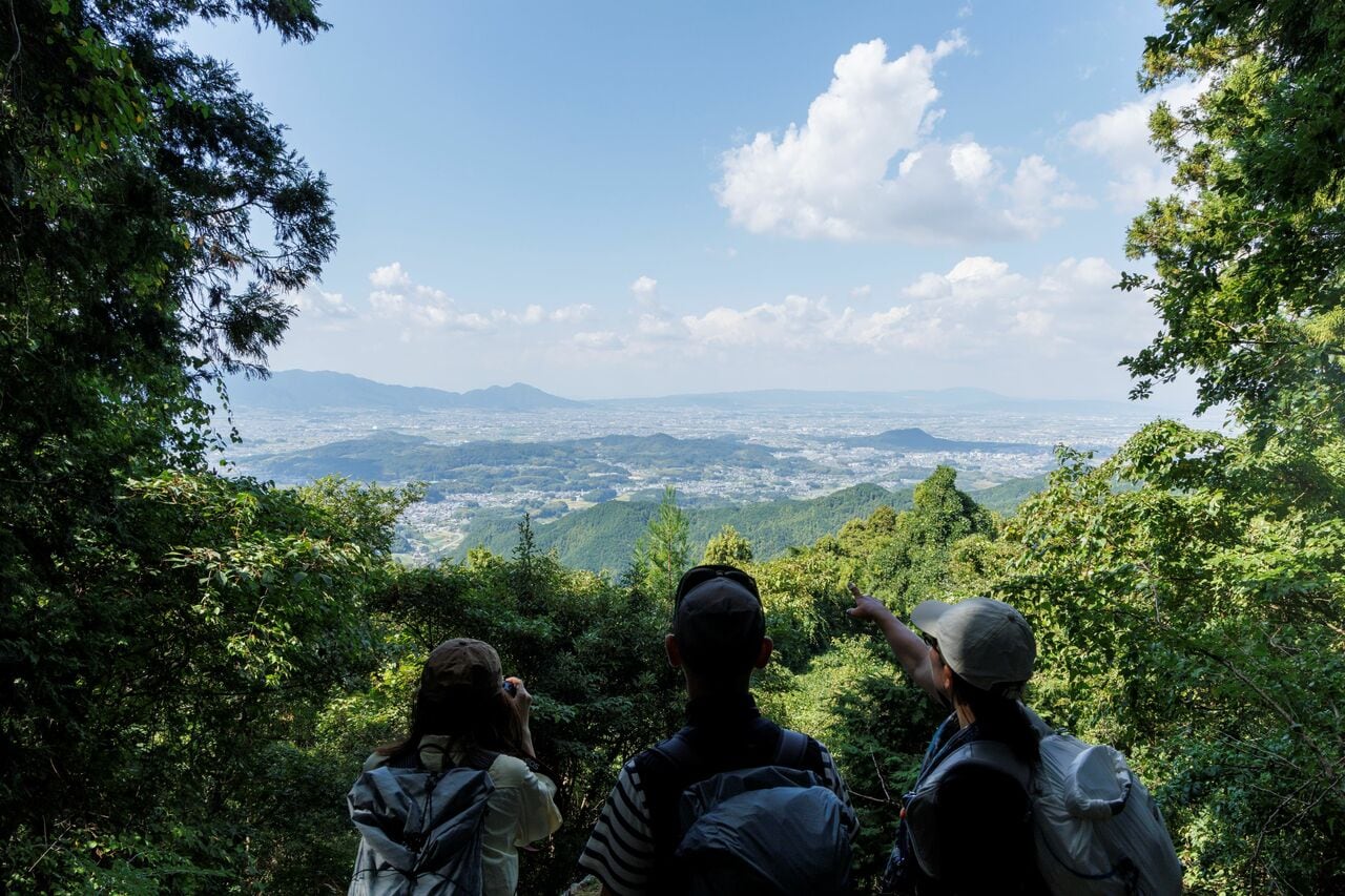 国見櫓跡地からの眺望。奈良盆地や金剛山地などを見渡せる。