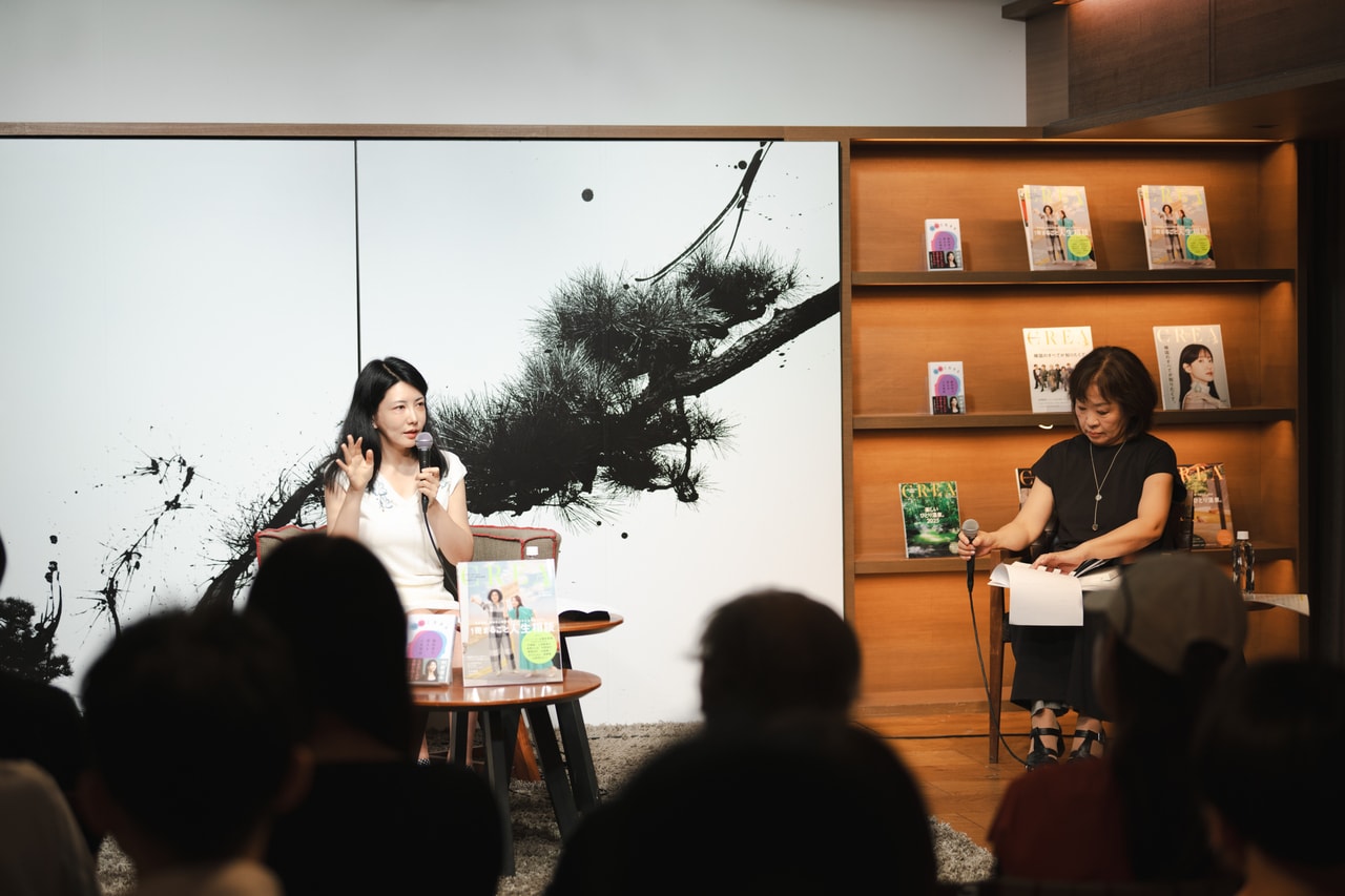 中野信子さん(中央)と、聞き手役の小峰敦子(右)。