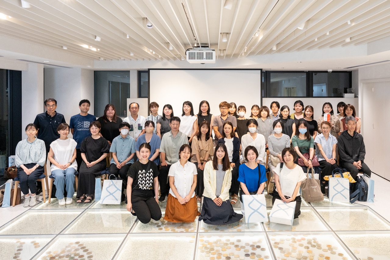 イベントの最後にかほさんと参加者で集合写真を撮影。