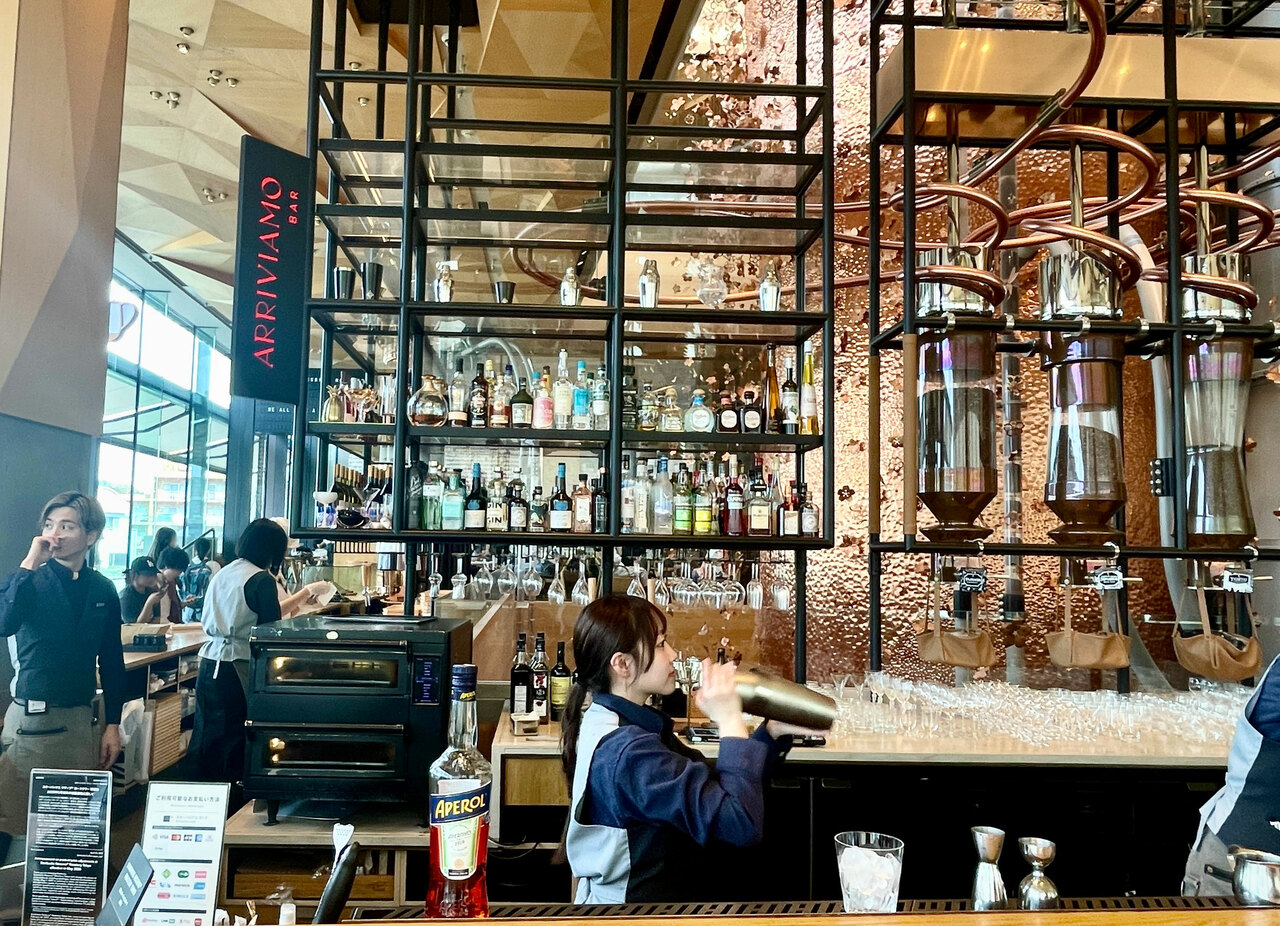 3F「アリビアーモ™バー」。コーヒーを使った創作カクテルやノンアルコールドリンクなどが楽しめます。