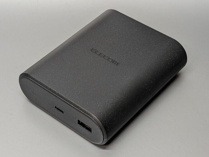 本体に無数の点が見えますが、これはホコリや汚れではなく、樹脂素材のパターンです
