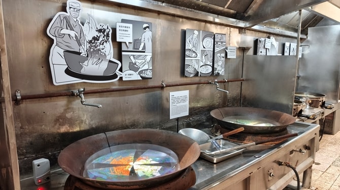 大きな中華鍋が置かれた調理場。調理時の音も再現されています。