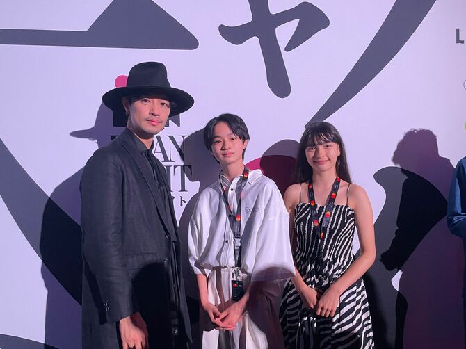 斎藤工(左)、ある視点部門上映作「ぼくのお日さま」で主役を演じた越山敬達と中西希亜良 筆者提供