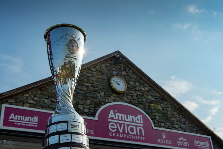 アムンディ・エビアン選手権のメインスコアボードとトロフィ（2021年）©Rolex/Chris Turvey