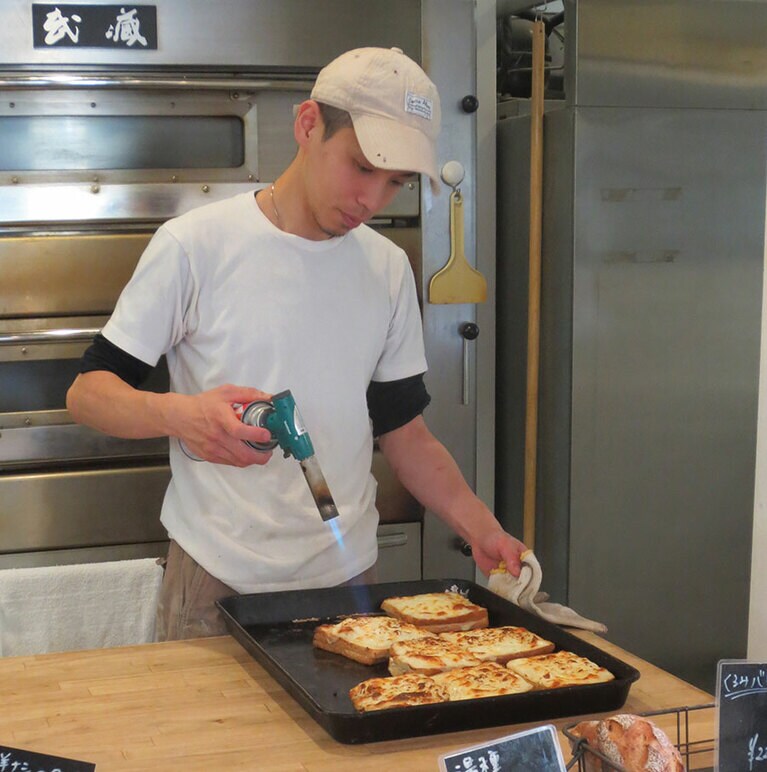 「クロックムッシュ」を仕上げる小塚章彦さん。