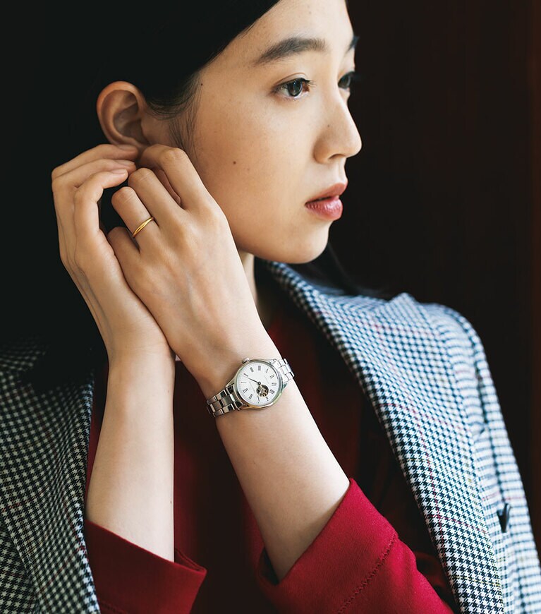 ステンレススチールの一本は手元を凜とした印象に。RK-ND0002S(SS、径30.5mm)  50,000円／エプソン販売株式会社　赤いトップス 30,000円／ルーム エイト(オットデザイン)、ピアス 29,000円／プラウ(フラッパーズ)、ジャケット／スタイリスト私物、リング／モデル私物