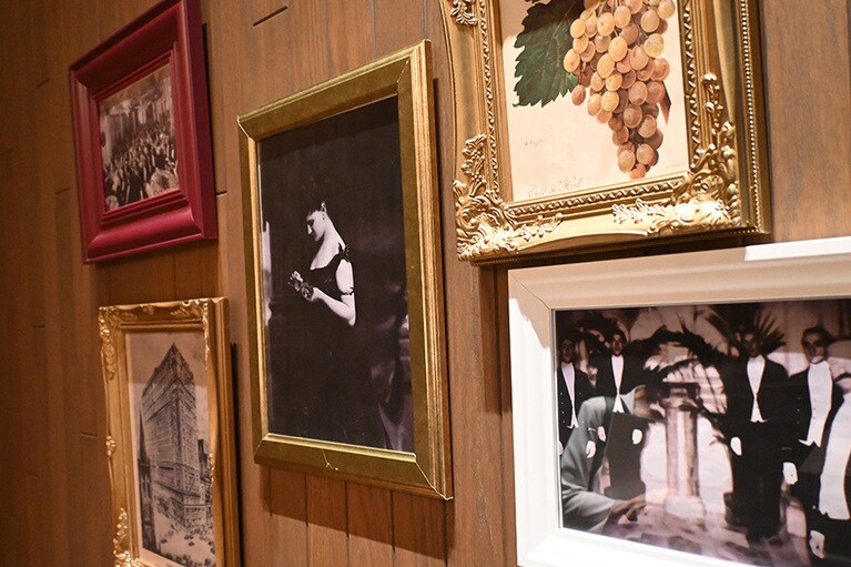 中央の写真の女性がキャロライン夫人。このホテルのモチーフになっている存在です。