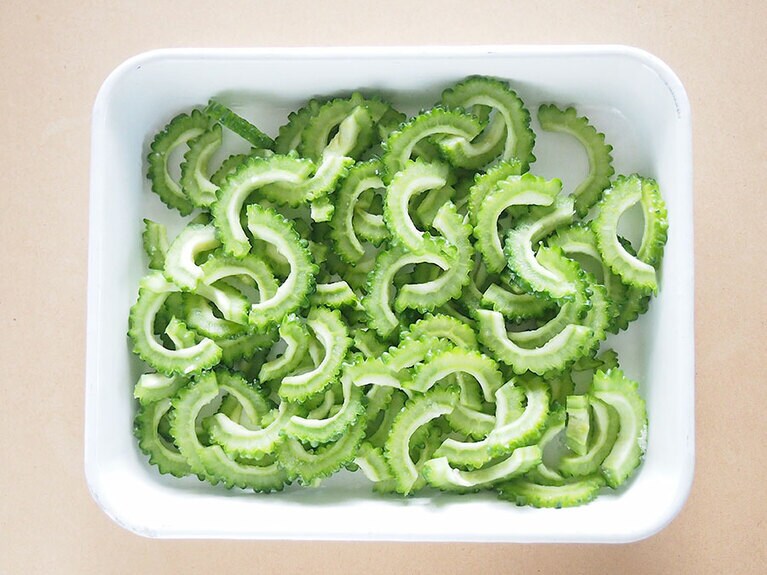 (2) 5mm厚さに切り、塩を全体にまぶして、手で揉むように馴染ませます。塩をすることで、ゴーヤ独特の苦みを和らげることができますよ。