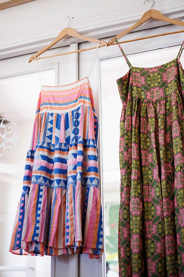 左から、ギリシャ製のサンドレス 325ドル、スペインのサンドレス 440ドル。