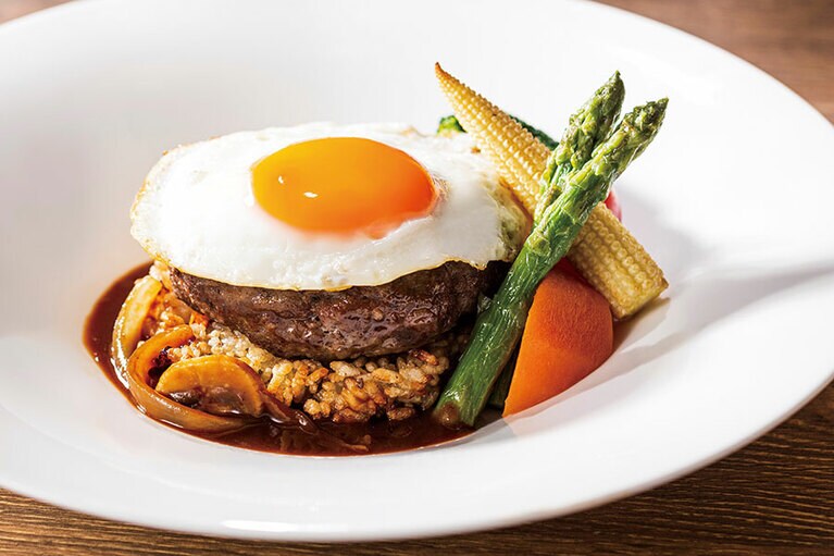 「ロコモコ デミグラスソース フライドライスケーキと目玉焼き添え」3,950円。