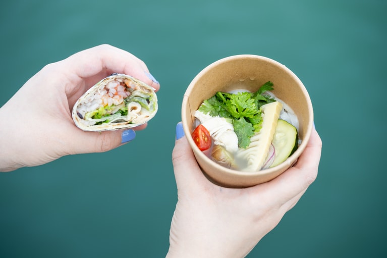 鶏肉のフォーとブリトー各500円。