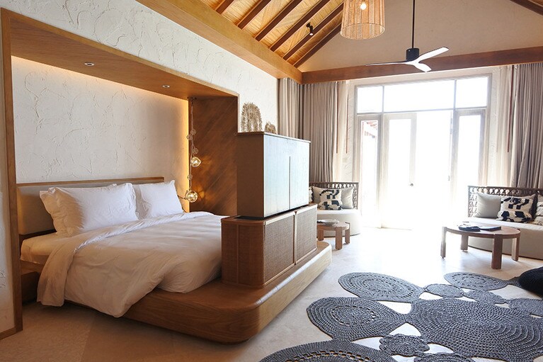 デザインコンセプトは“ルースティック・シック”。モルディブらしさとナチュラルな風合いが心地いい室内。