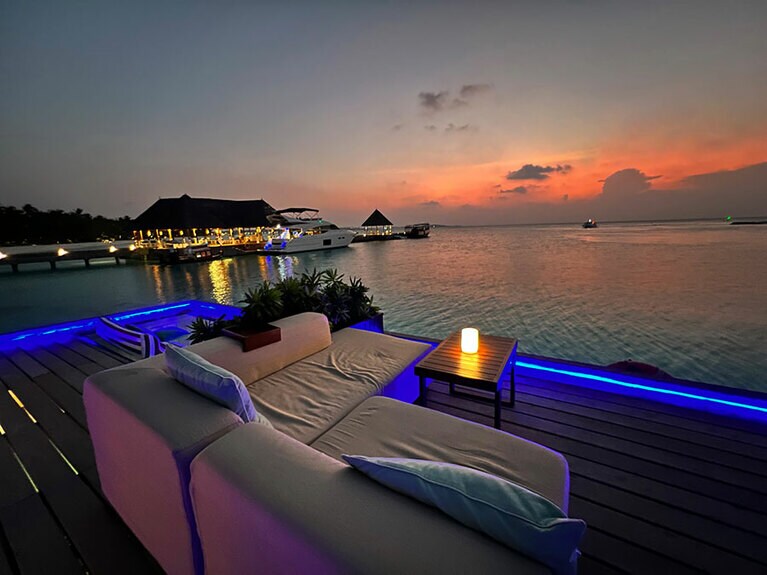 レセプション横にある「サンセット・ラウンジ」は、その名の通り美しい夕日を眺めることができるラウンジ。