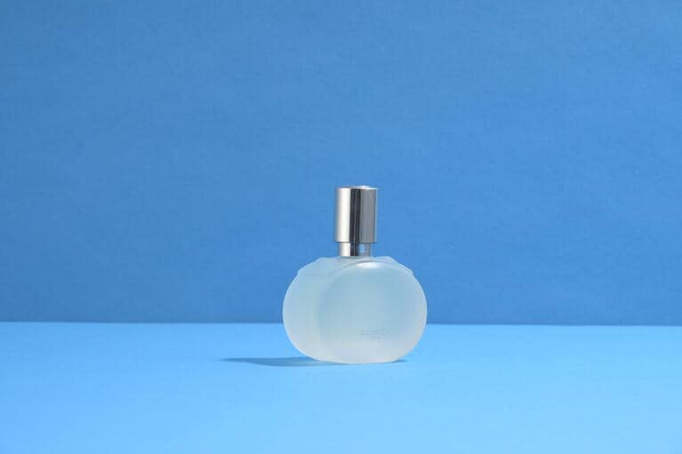 磨りガラスの軽やかなボトル。夏のギフトにもおすすめ。