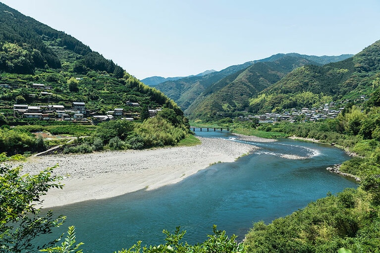 ゆったりと蛇行する仁淀川に架かる、浅尾(あそお)沈下橋。