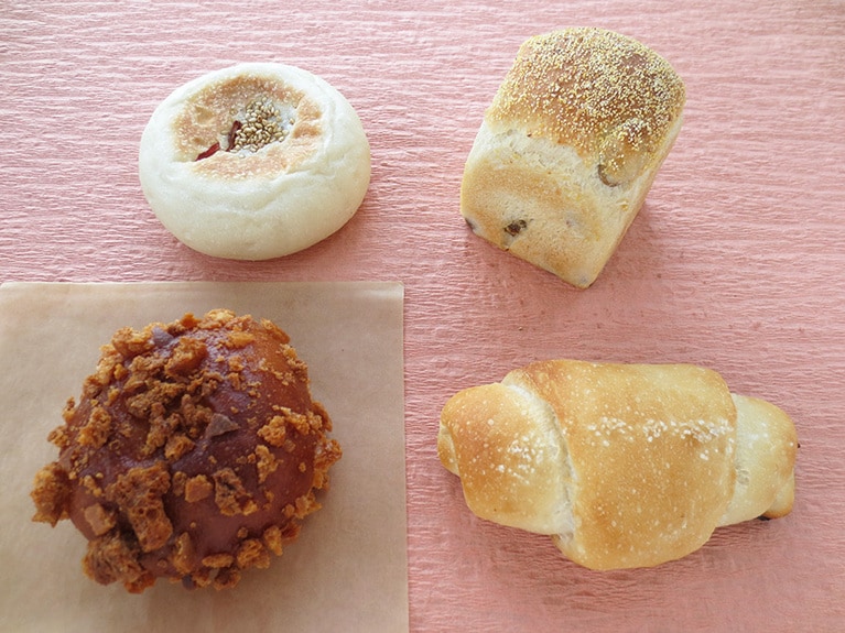 手前左「有機トマトとひよこ豆のシチュー」210円、手前右「塩パン」162円、奥左「畑のおやき」227円、奥右「だだちゃ豆のミニハードトースト」190円。