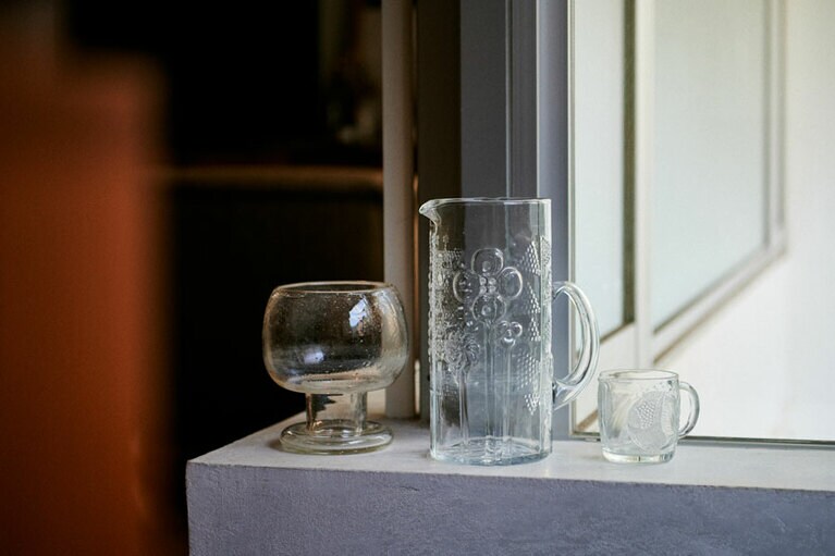 部屋のいたるところで見かけたフラワーベースは、それ単独でも美しいことが印象的でした。